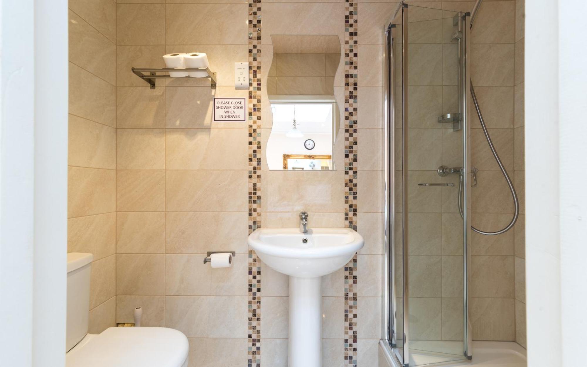Saba Rooms And Apartments Лондон Екстериор снимка