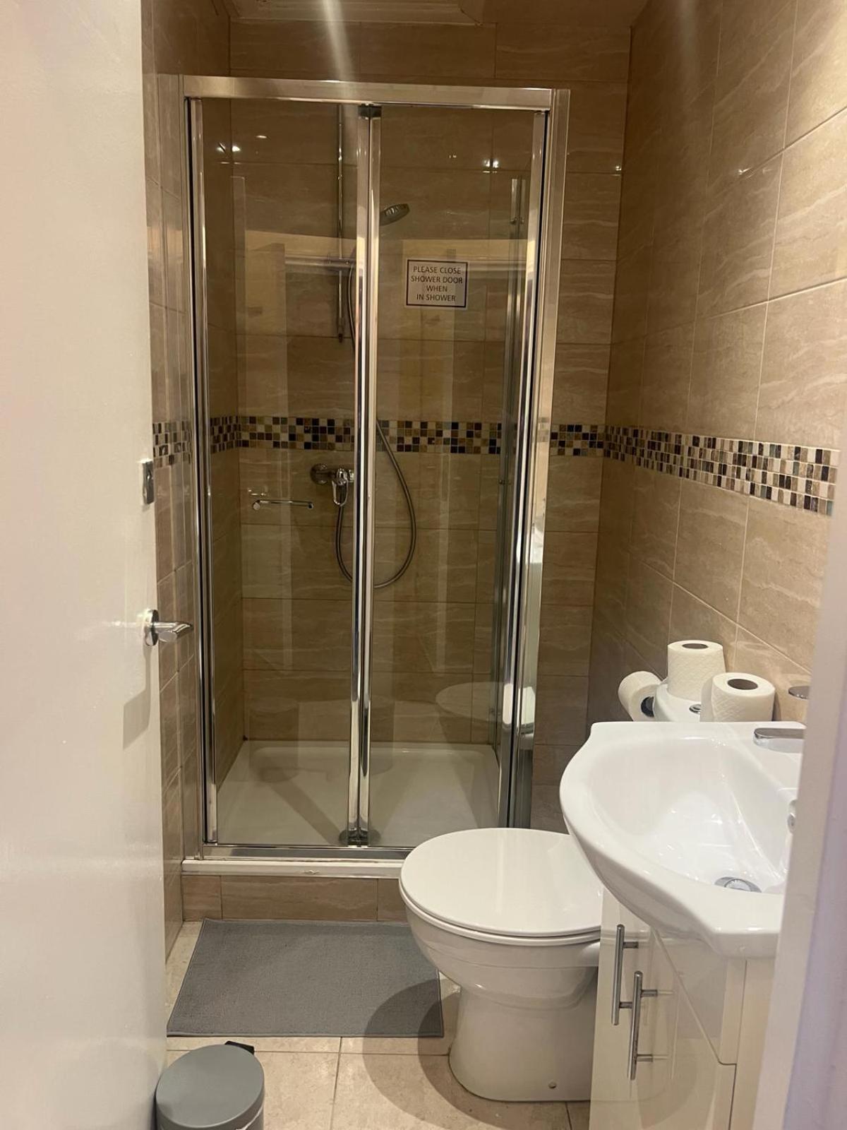 Saba Rooms And Apartments Лондон Екстериор снимка