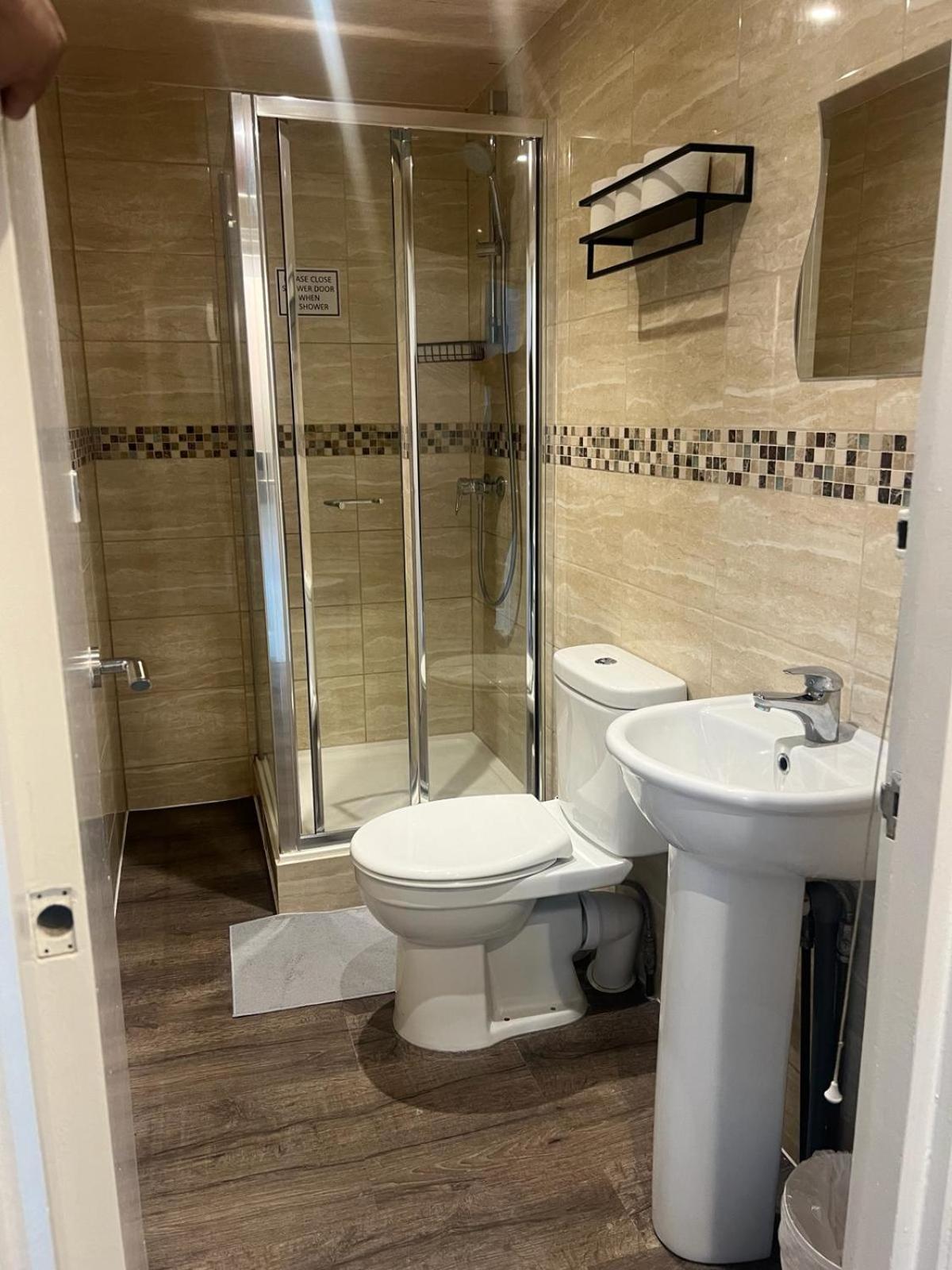 Saba Rooms And Apartments Лондон Екстериор снимка
